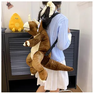 Modello che indossa un grande zaino di peluche a forma di dinosauro Triceratopo carino