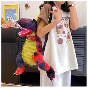 Vista dettagliata di un bambino che indossa uno zaino di dinosauro T-Rex in peluche
