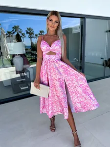 Elegantes rosa geblümtes Maxikleid mit tiefem V-Ausschnitt und Schlitz für modische Sommerabende