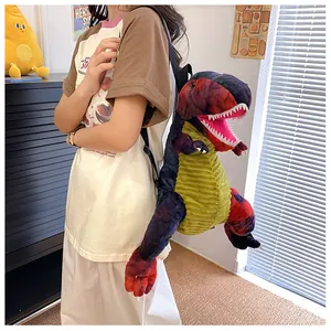 Vista lifestyle di un bambino con un realistico zaino in peluche dinosauro T-Rex