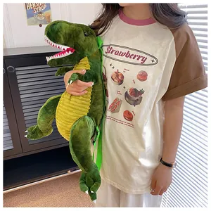 Dettaglio di un simpatico zaino di dinosauro T-rex in peluche verde su un modello