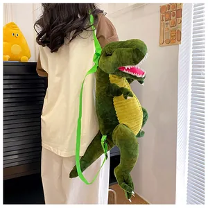 Ragazza indossa un grande zaino di peluche T-Rex verde con spalline verde brillante