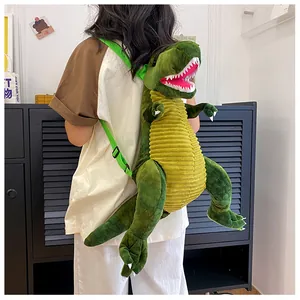 Vista dettagliata di un grande zaino a forma di dinosauro T-Rex di peluche verde con cinghie