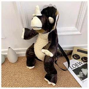 Vista laterale di un grande zaino di peluche a forma di triceratopo per bambini in interni.
