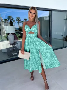 Elegantes türkisfarbenes Blumenkleid mit V-Ausschnitt, Taillencutout und Schlitz