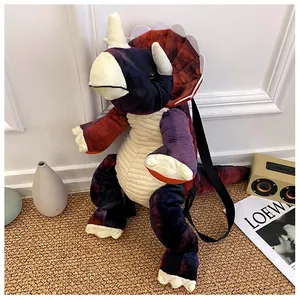 Vista dettagliata di un grande zaino di peluche triceratops per bambini casa