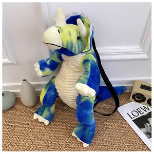 Vista dettagliata di uno zaino in peluche a forma di dinosauro triceratopo per bambini