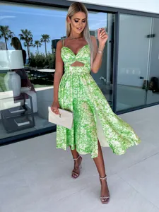 Elegantes limonengrünes Blumen-Midikleid mit Taillenausschnitt und hohem Schlitz