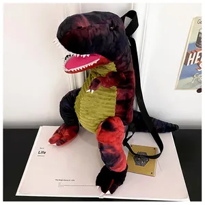 Dettaglio dello zaino in peluche Tyrannosaurus Rex con consistenza morbida e cinghie