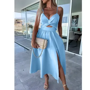 Detailansicht eines hellblauen Schlitzkleids mit Ausschnitt und elegantem V-Ausschnitt-Design