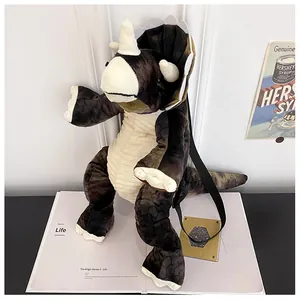 Dettaglio dello zaino di peluche a forma di triceratopo con morbida pelliccia e cinghie