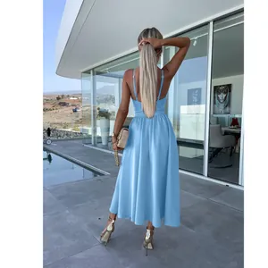 Rückansicht eines eleganten hellblauen Sommer-Satin-Trägerkleids mit weitem, fließendem Saum
