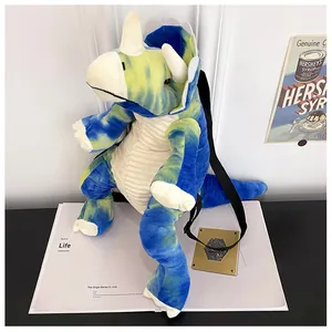 Dettaglio dello zaino di peluche triceratops blu tie-dye con corna e consistenza morbida