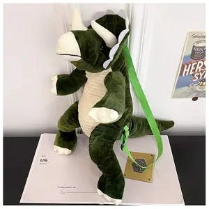 Primo piano di uno zaino in peluche triceratopo verde che mostra la sua consistenza
