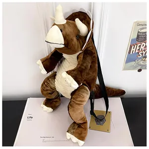 Vista dettagliata dello zaino in peluche triceratops per bambini in piedi