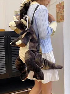Zaino in peluche a forma di grande dinosauro triceratopo indossato da una modella