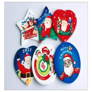 Primer plano de adornos navideños de cerámica personalizados con formas de corazón, estrella y círculo.
