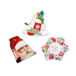 Detalle de adornos navideños de cerámica por sublimación en varias formas festivas