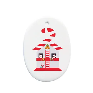 Adorno navideño de cerámica blanca ovalada con estampado festivo de casa de Papá Noel