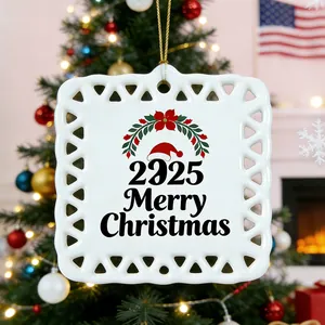 Vista detallada del adorno navideño cuadrado de cerámica con diseño Feliz Navidad 2025