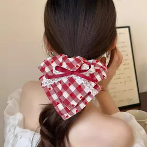 Lief rood ruitjes scrunchie met hartjespatroon en kantstrik voor een paardenstaart