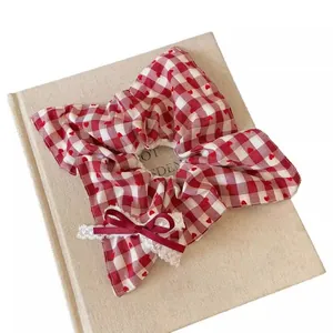 Elegante rode ruitjes haarscrunchie met hartjes en een delicaat kanten strikdetail