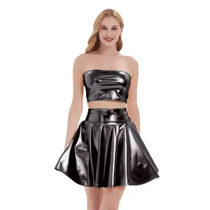 Glanzende metallic zwarte tweedelige set met tubetop en geplooide minirok