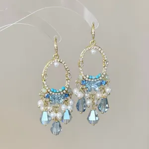 Elegante Kristall-Ohrhänger mit blauem Schmetterlingsmotiv und Perlenakzenten