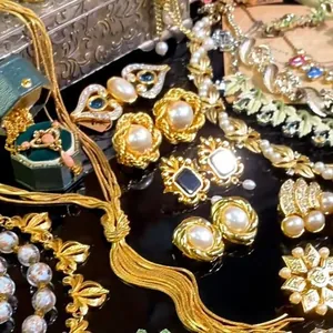 Prachtige collectie vintage gouden sieraden met parels en kleurrijke edelstenen