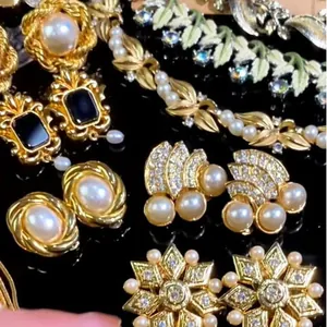 Vintage stijl gouden sieraden collectie met elegante parels en kristallen details