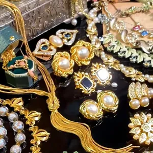 Macrodetail van een op vintage geïnspireerde goudkleurige sieradencollectie met parels