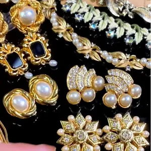 Elegante vintage goudkleurige sieradencollectie met parel- en zwarte edelsteendetails