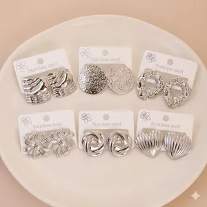 Set di 6 paia di orecchini vintage in acciaio inossidabile argento con trame geometriche.