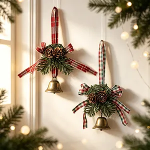 Decorazioni natalizie festive con pigne, aghi d'abete e campanelli su nastri scozzesi