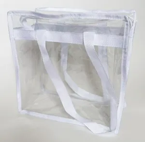 Vista detallada de un bolso de mano de PVC transparente con ribete blanco y asas fuertes