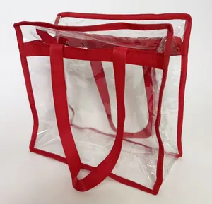 Detalle de bolsa transparente de PVC con ribete rojo para estadios y conciertos.