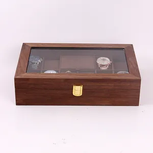 Detailoverzicht van retro houten horlogedoos met glazen deksel en gouden sluiting