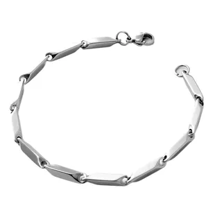 Handgemaakte titanium stalen armband met gepolijste ruitvormige staafschakels in zilverkleur