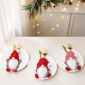 Festliche Gnomen-Besteckhalter mit roten Hüten für die Weihnachts-Tischdekoration