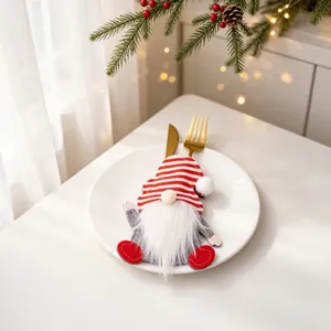 Makro-Detail eines festlichen Weihnachts-Gnom-Besteckhalters auf einem Porzellanteller