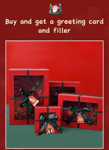 Detalle de cajas de regalo de Navidad rojas con ventanas y lazos verdes
