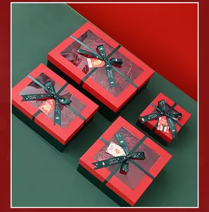 Set de cuatro cajas de regalo de Navidad rojas y verdes con ventanas transparentes