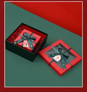 Primer plano de cajas de regalo navideñas rojas y verdes con lazos y ventanas.