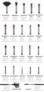 Gedetailleerd overzicht van 21 professionele make-up kwasten met zwarte handvaten.
