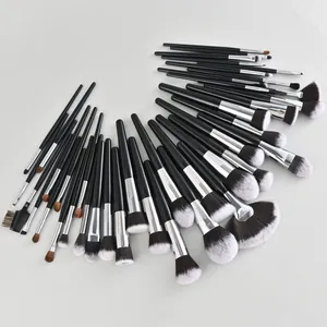 Professionele 40-delige make-up borstelset met zwarte handvaten en zilveren ringen.