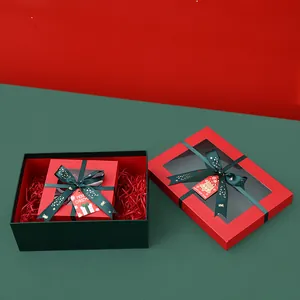Caja de regalo de Navidad con ventana, lazo y etiquetas festivas