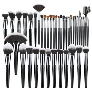 Professionele 40-delige make-up borstelset met zwarte handvaten op een witte basis