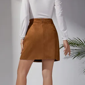 Mini-jupe élégante en daim marron à taille haute avec coupe moulante vue de l'arrière