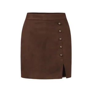 Mini-jupe élégante en suédine marron avec taille haute et boutons métalliques décoratifs