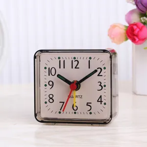 Detail van een vierkante mini analoge wekker met zwarte cijfers en kwartsuurwerk